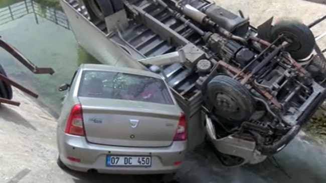 Çarpışan araçlar su kanalına düştü